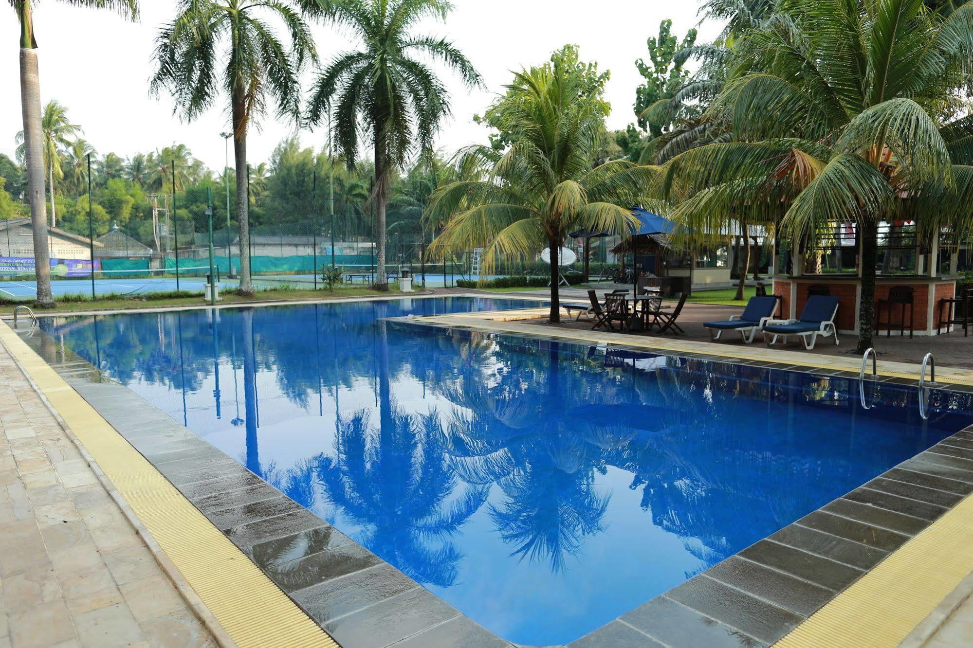 ซังฮยัง อินดาห์ สปา รีสอร์ต Hotel อันเยอร์ ภายนอก รูปภาพ